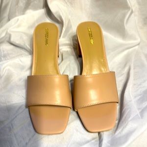 Pizz-Annu Nude Slip-On Kitten Heels Size 9